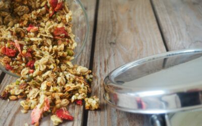 Leckeres Knuspermüsli für Kinder: Erdbeer Granola easy selbst gemacht!